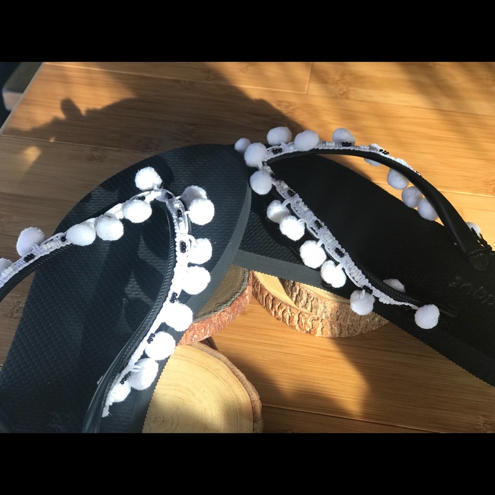 🌴Pom Pom flip flops🌴